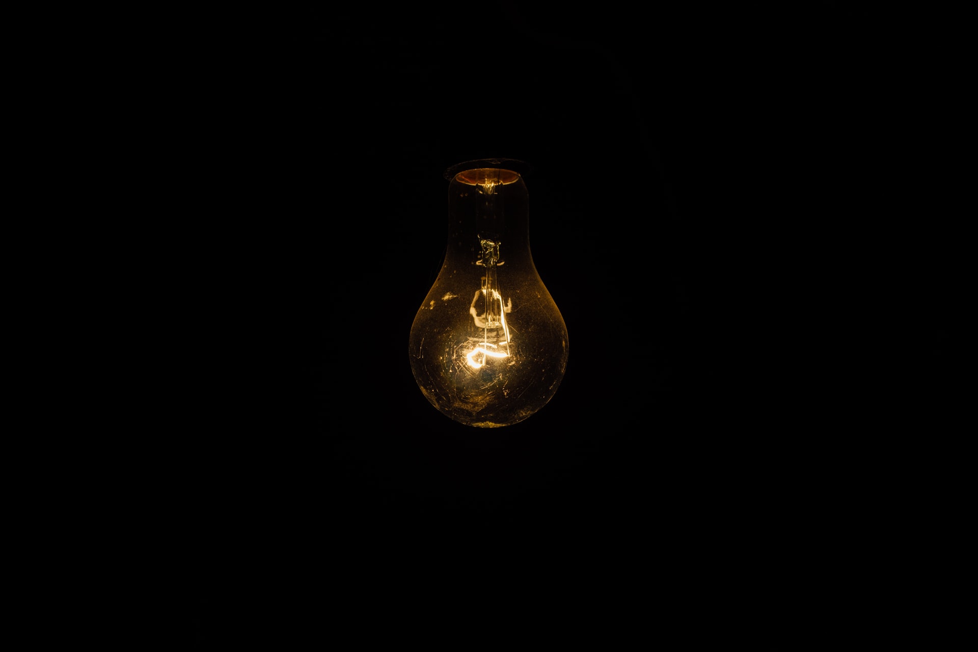 Laura_trl1-2_Universal socket for light bulbs_FOTO PORTADA